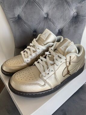 Jordan WMNS Air Jordan 1 Low SE in Metallic Zinc and White